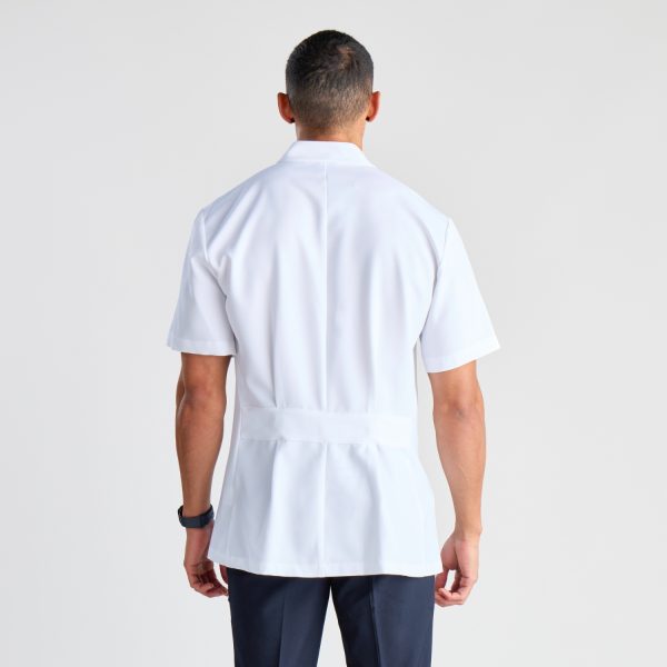 Rear View of a Man Wearing a White Classic Pharmacy Jacket with Short Sleeves, Showing a Mandarin Collar and a Wraparound Belt Detail for a Secure and Professional Fit.